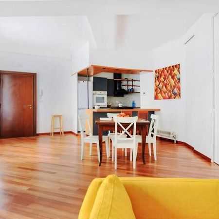 Pagano & Cenacolo Bright Apartment Milan Bagian luar foto