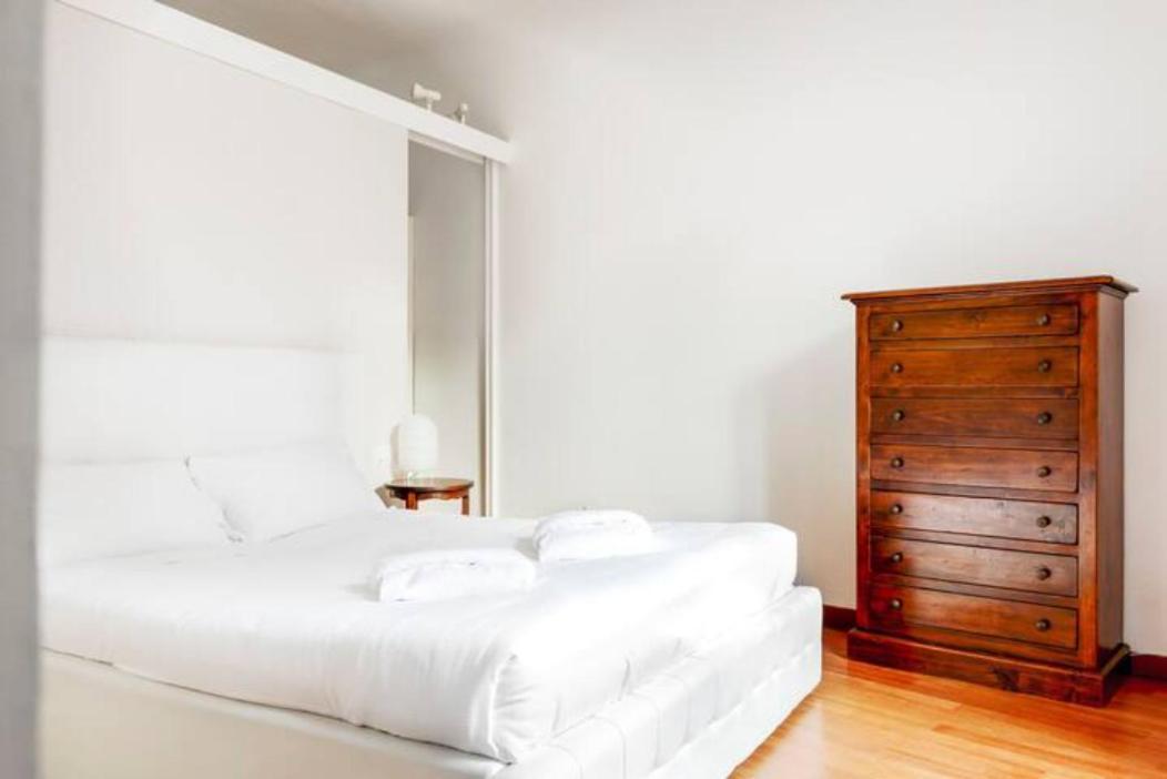Pagano & Cenacolo Bright Apartment Milan Bagian luar foto