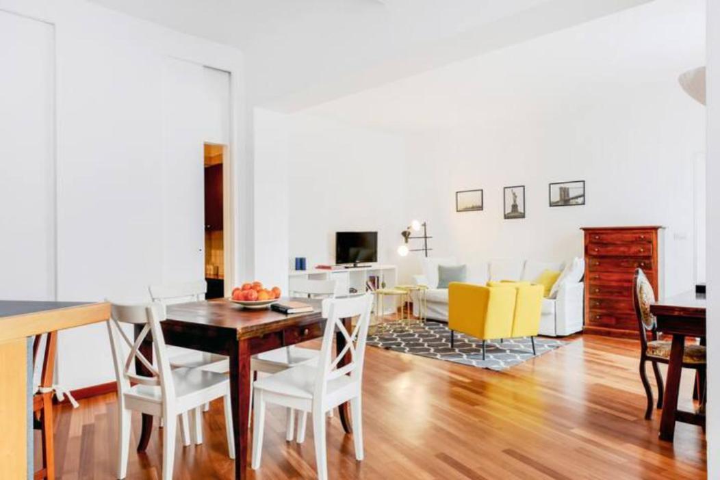 Pagano & Cenacolo Bright Apartment Milan Bagian luar foto