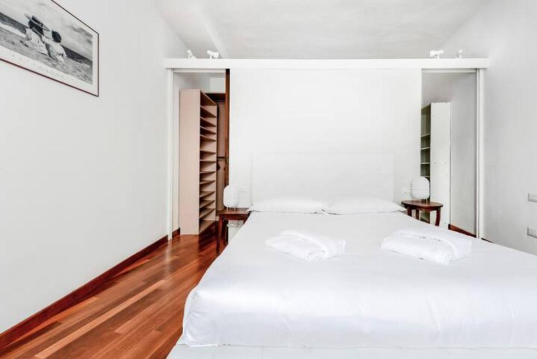 Pagano & Cenacolo Bright Apartment Milan Bagian luar foto