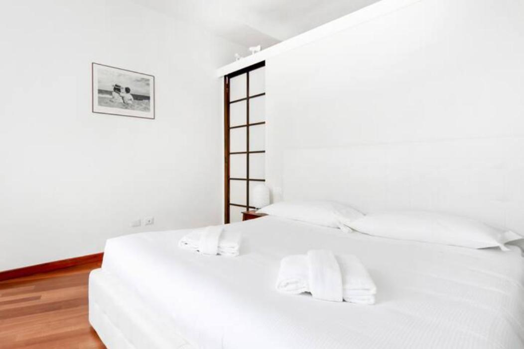 Pagano & Cenacolo Bright Apartment Milan Bagian luar foto