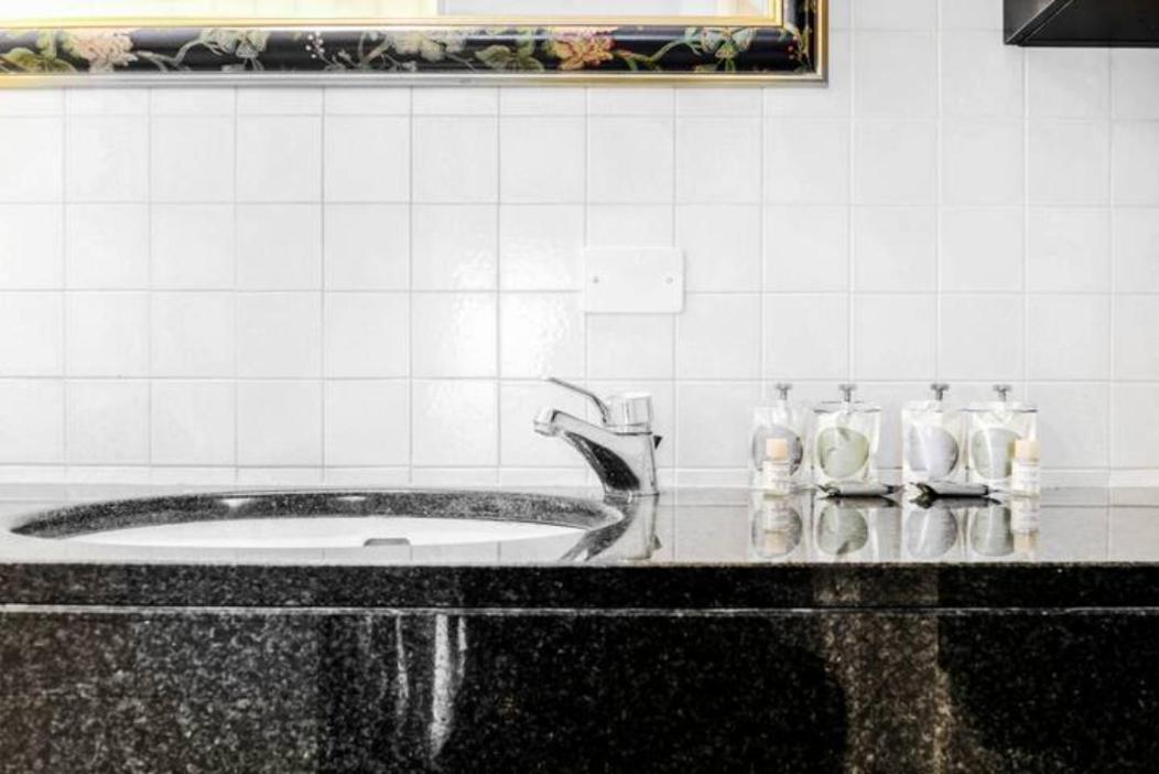 Pagano & Cenacolo Bright Apartment Milan Bagian luar foto
