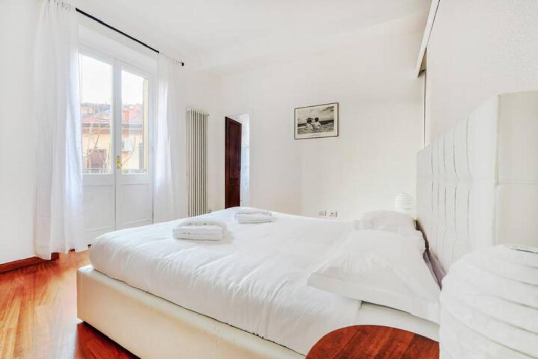 Pagano & Cenacolo Bright Apartment Milan Bagian luar foto