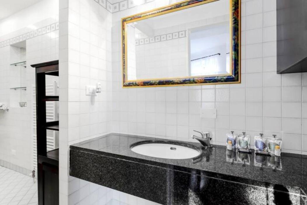 Pagano & Cenacolo Bright Apartment Milan Bagian luar foto
