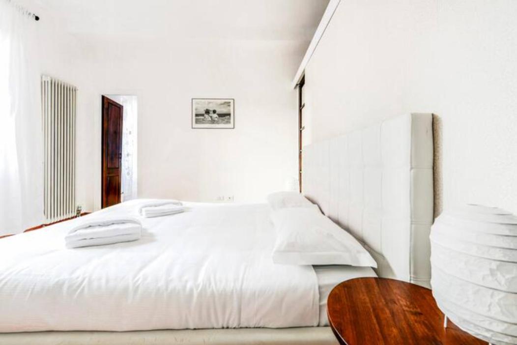 Pagano & Cenacolo Bright Apartment Milan Bagian luar foto